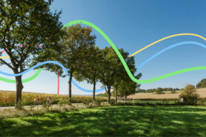 Twee fietsers rijden door het Limburgse landschap.